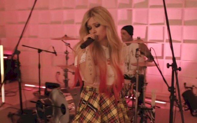Avril Lavigne firma parceria com Travis Barker em 