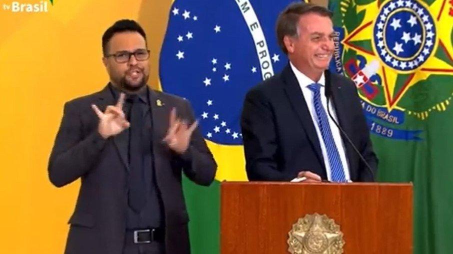 Bolsonaro constrange Michelle ao revelar intimidade do casal; assista