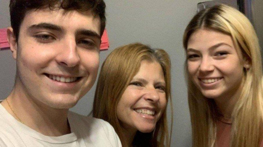 Brigado com as irmãs, filho de Gugu Liberato comemora aniversário com a mãe