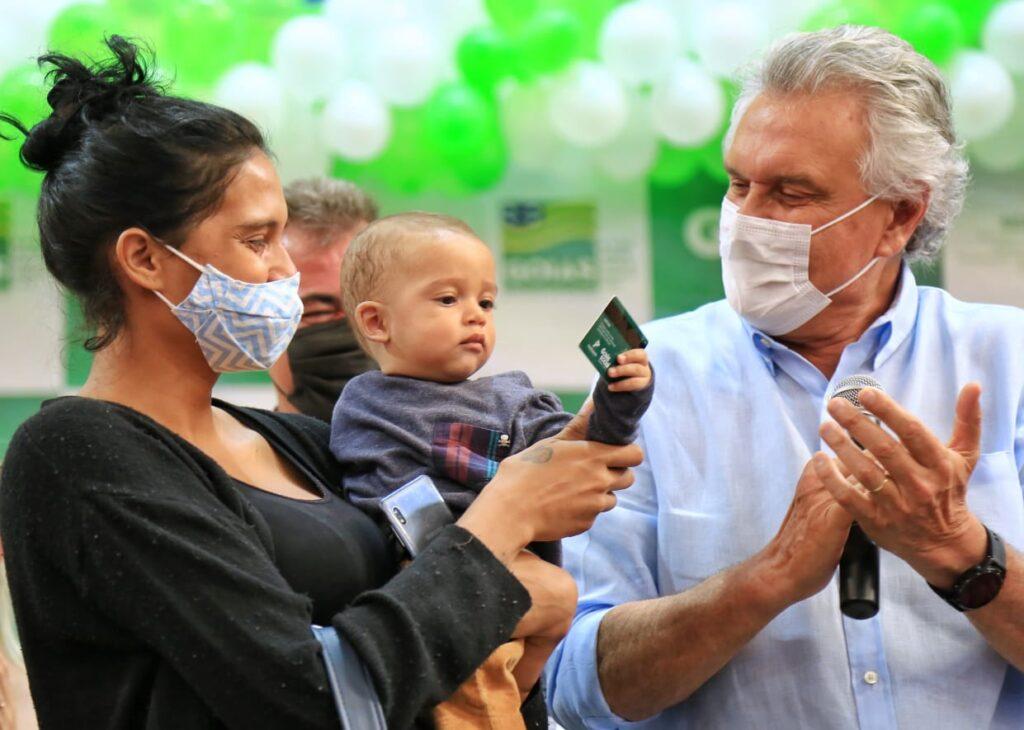 Caiado entrega obras e benefícios em Cidade Ocidental