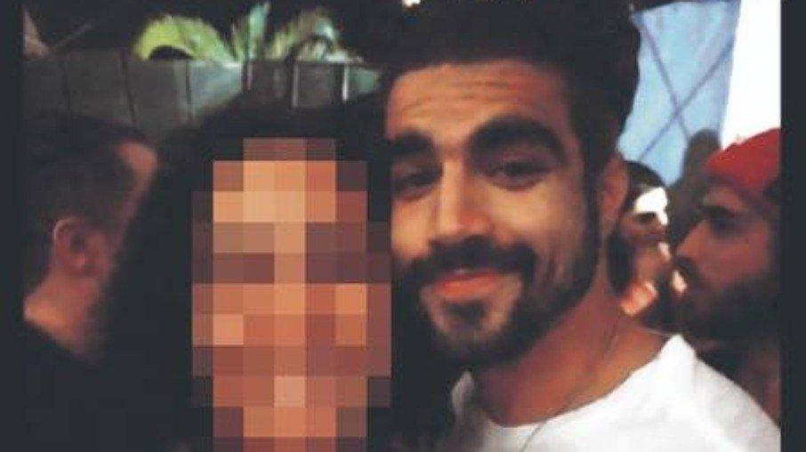 Caio Castro beija duas enquanto Ítalo Ferreira baba por atriz da Globo em show