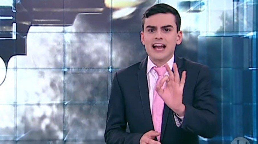 Carcereiro processa SBT e pede R$450 mil por ser associado a travesti