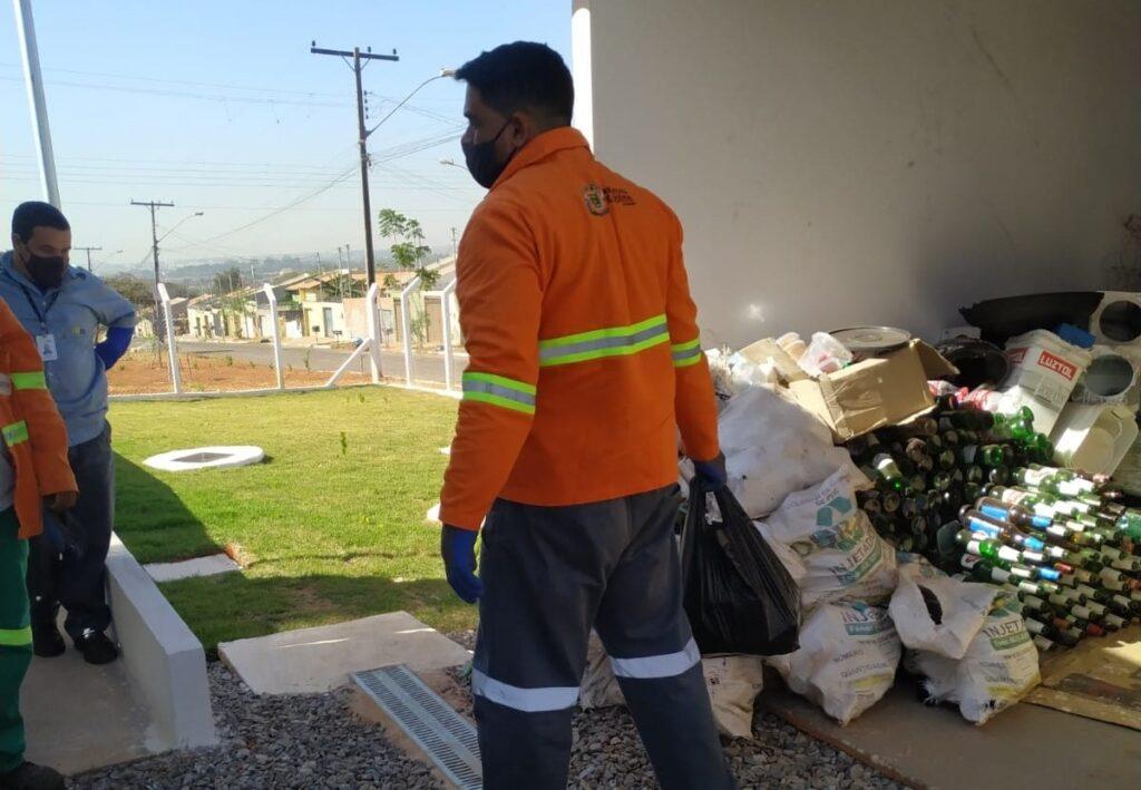 Comurg faz ação preventiva para evitar acúmulo de sujeira próximo aos centros comerciais