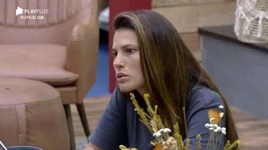 Dayane tenta salvar sua imagem em A Fazenda após ser acusada de racismo