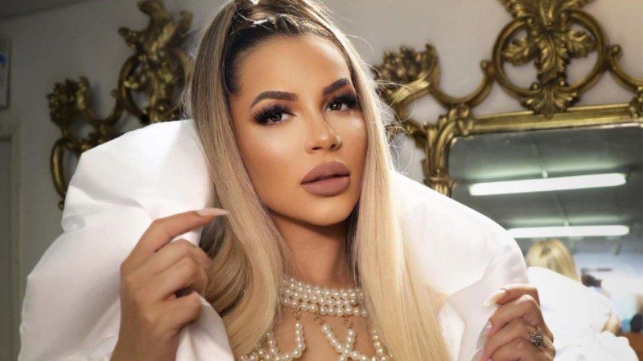 Deolane Bezerra homenageia MC Kevin em clipe de 'Meu Menino' e emociona fãs