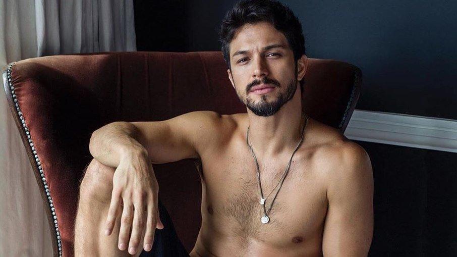 Diferente de Camila Queiroz, Romulo Estrela renova com a Globo por três anos