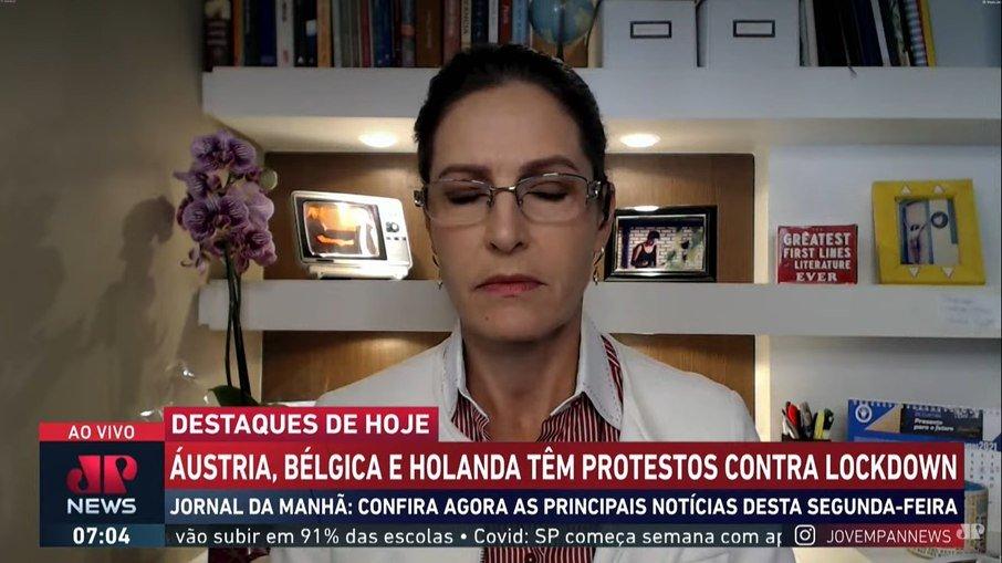 Dormiu? Comentarista da Jovem Pan fica muda e de olhos fechados ao vivo