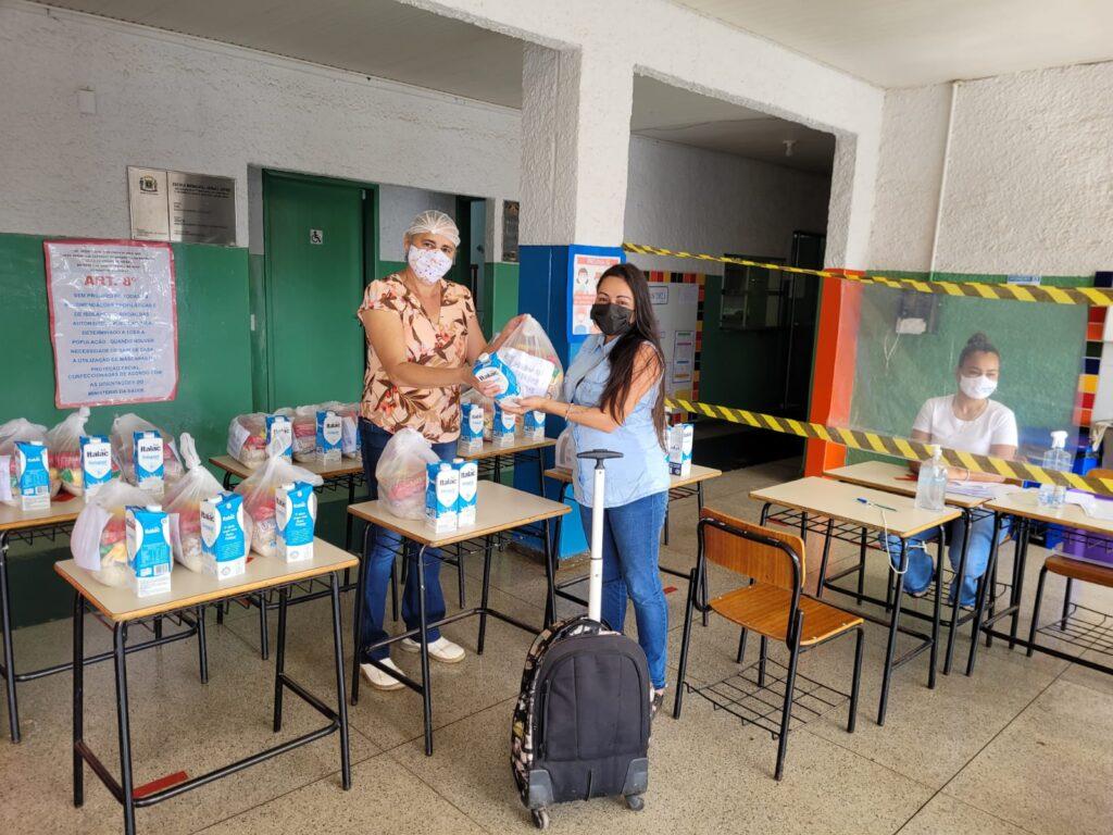 Educação inicia a entrega de três kits alimentação para alunos