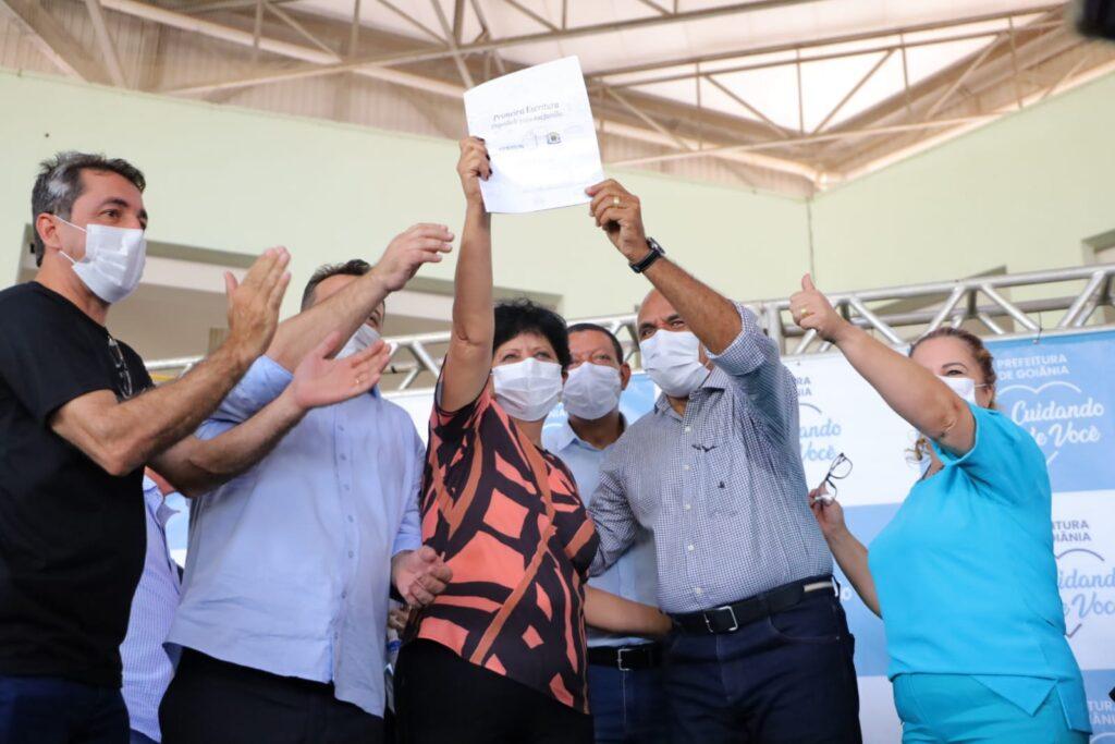 Famílias de 15 bairros de Goiânia recebem escrituras de suas casas