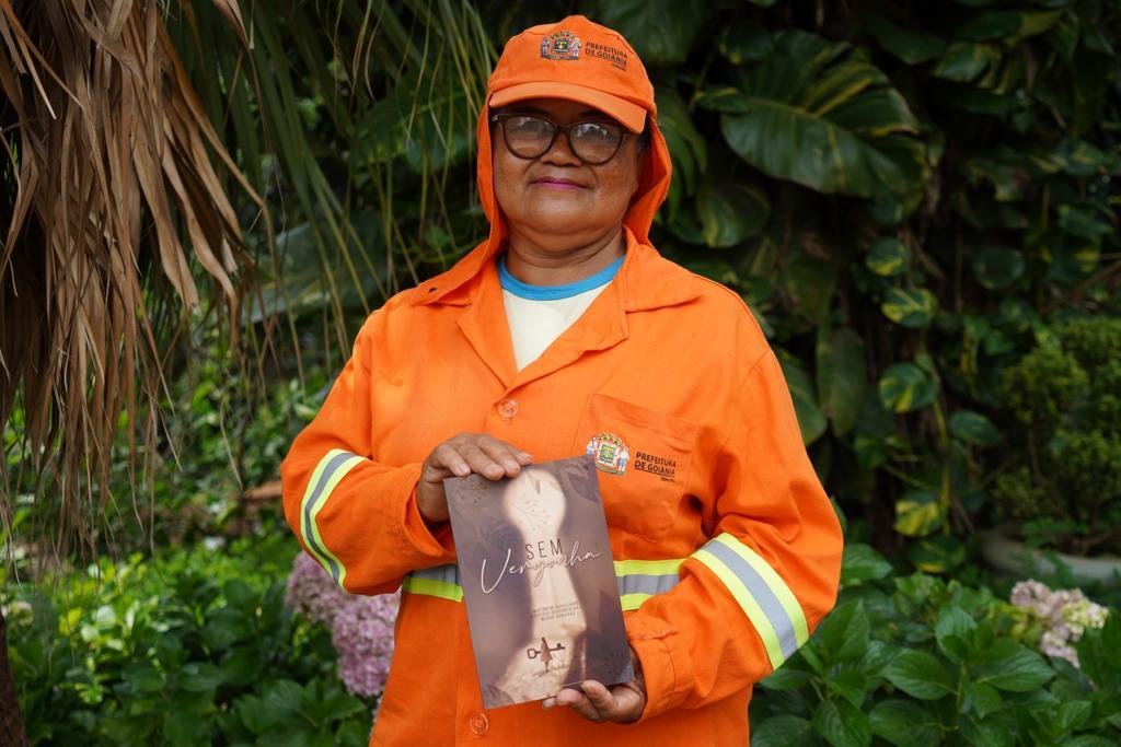 Gari apresenta livro sobre superação feminina