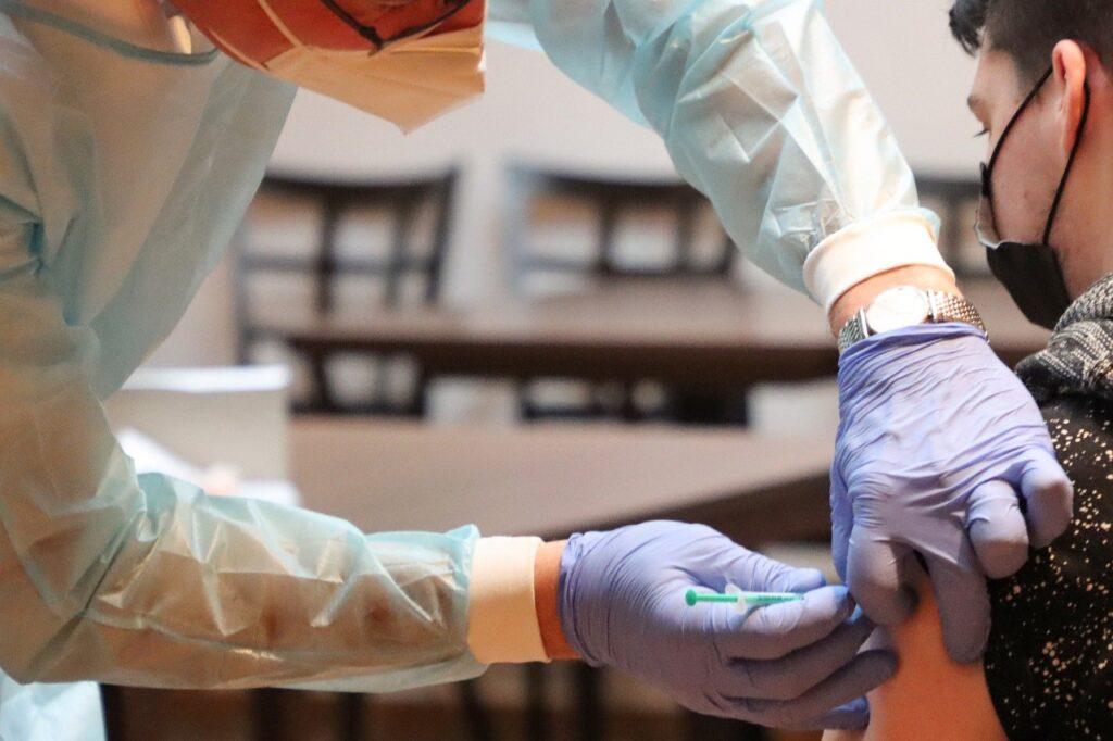 Goiânia aplica terceira dose na população com 18 anos ou mais a partir desta quinta-feira, 25