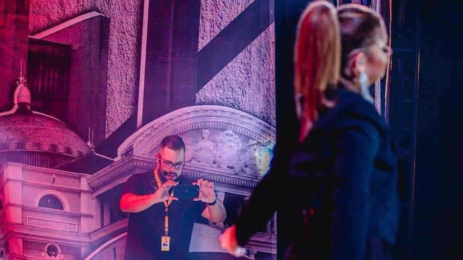 Homenagens marcam culto em memória de Marília Mendonça e produtor