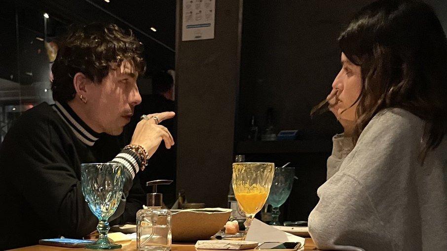 Isabeli Fontana e Di Ferrero são vistos em badalado restaurante peruano de SP