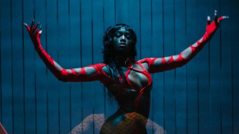 Iza cria universo futurista em clipe de 'Sem Filtro': 'Mais ousado da carreira'