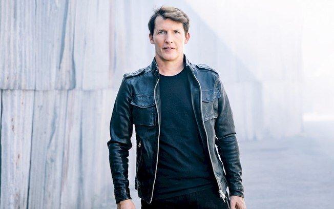 James Blunt revisita seus grandes sucessos em 