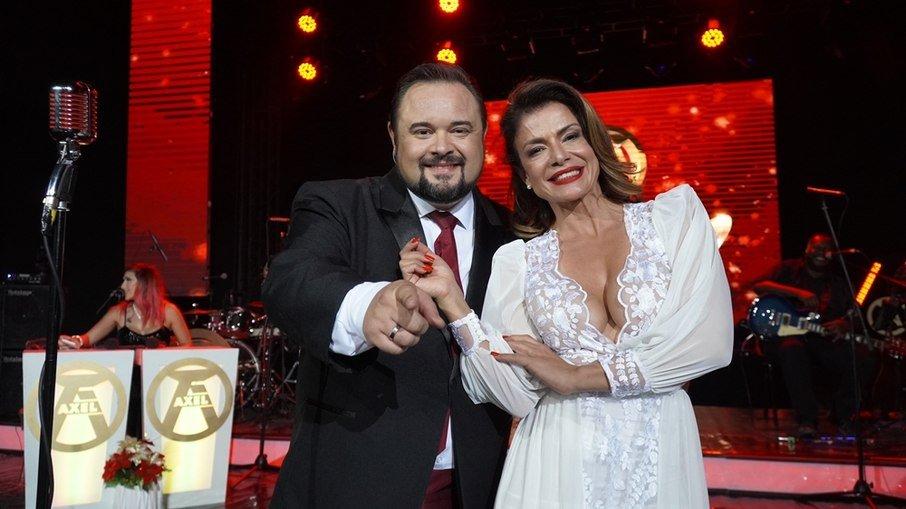 Jornalista Analice Nicolau solta a voz e brilha em apresentação do cantor Axel