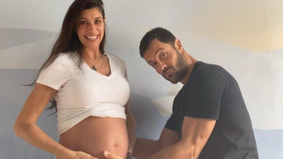 Kayky Brito mostra barrigão de 8 meses da namorada pintando quarto do filho