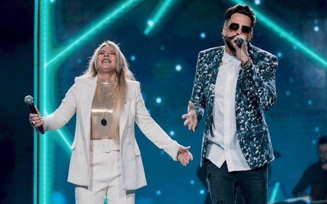 Latino canta música religiosa com Virgínia Arruda