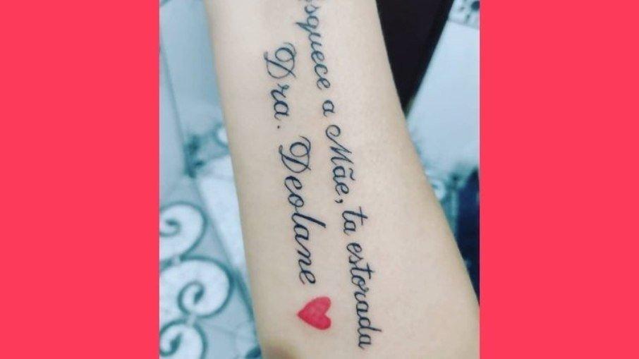 Mais uma fã tatua homenagem a Deolane Bezerra, erra detalhe e vira meme