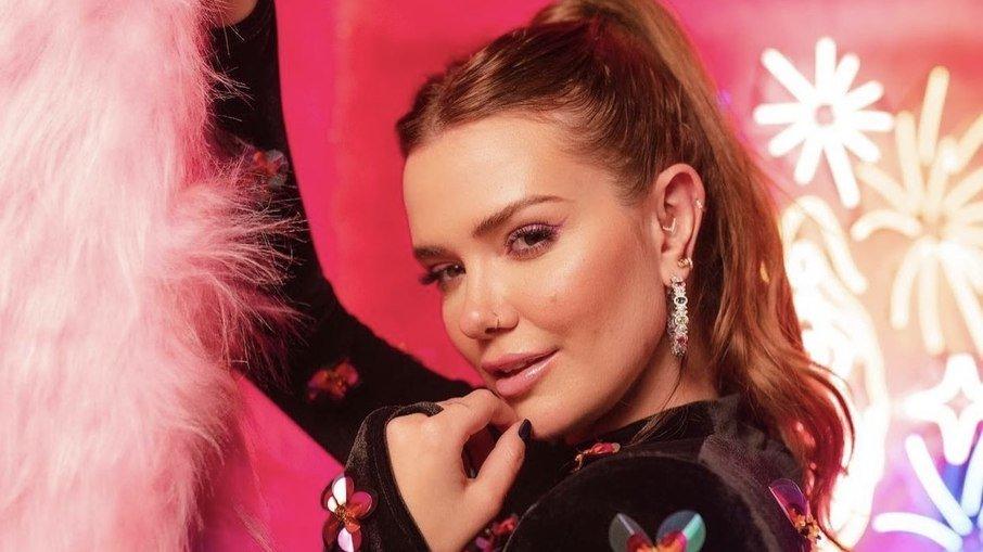 Marcela Mc Gowan promove lançamento de seu primeiro livro em noite de autógrafos