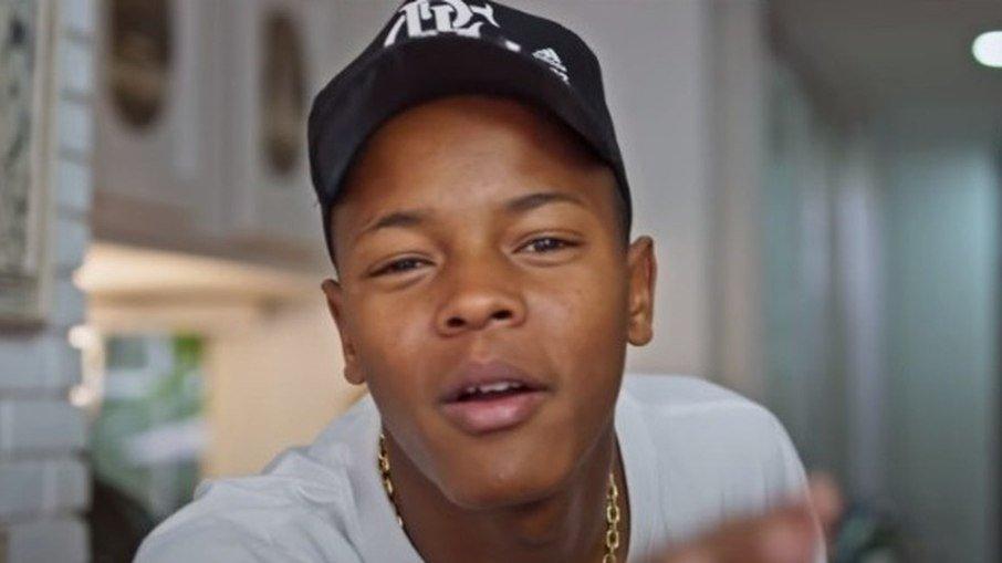 MC Jotinha é morto a tiros aos 17 anos após briga em bar