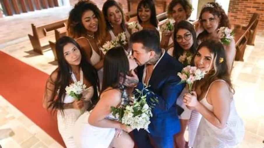 Modelo brasileiro surpreende ao se casar com nove mulheres; veja fotos