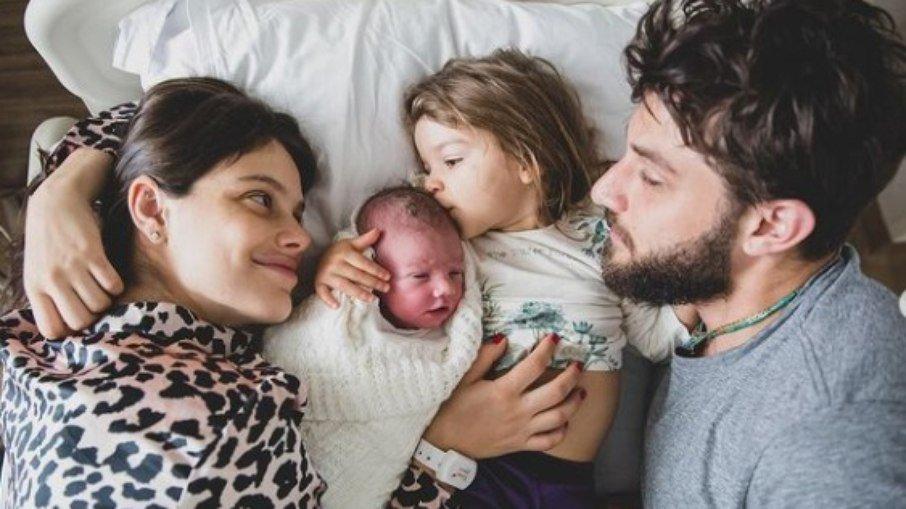 Nasce José, filho de Chay Suede e Laura Neiva