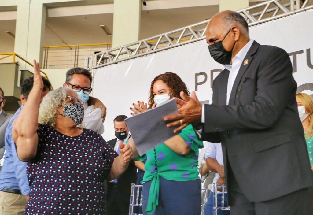 Prefeitura entrega escrituras residenciais a 400 famílias da capital nesta sexta, 26