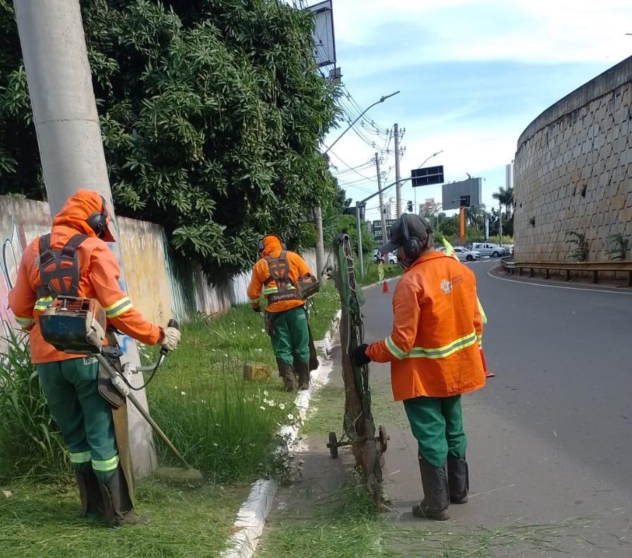 Prefeitura mantém serviços de limpeza em diversos bairros