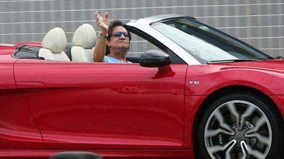 'Quem nunca ficou sem gasolina?', diz Roberto Carlos sobre falta de combustível