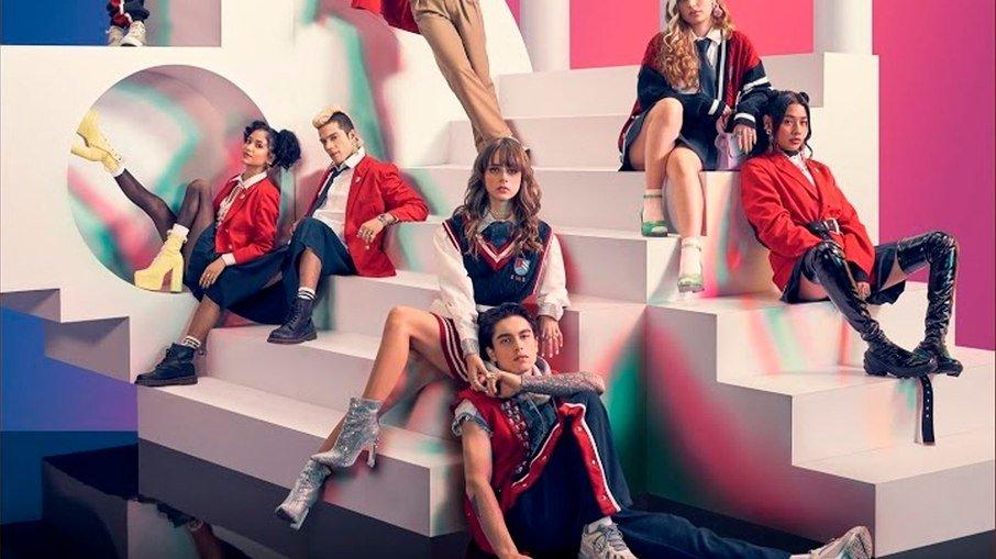 Rebelde: Em novo teaser, atriz brasileira aparece cantando Britney Spears