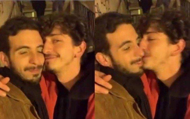 Recém-assumido, Johnny Massaro posa em clima de romance com namorado