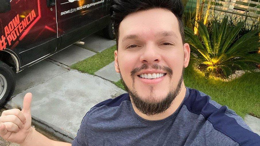 Sertanejo Thiago Costa é internado após sofrer acidente com lancha