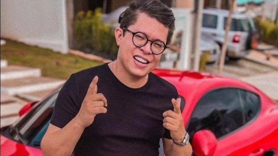 Solto depois de agredir a ex-mulher, DJ Ivis é tietado em eventos