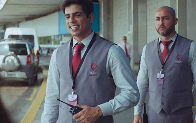 'Um Lugar ao Sol': Na frente de Bárbara, Christian é reconhecido e soa frio