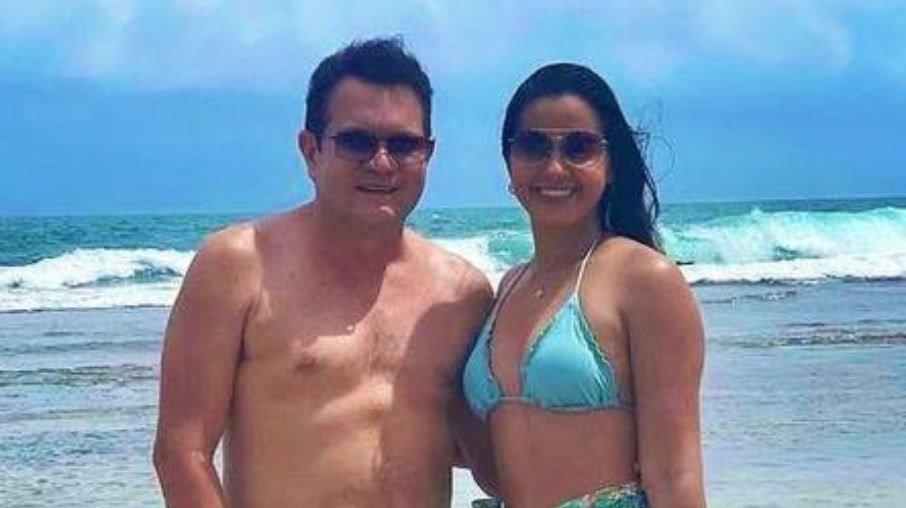 Ximbinha curte praia de Pernambuco com atual mulher