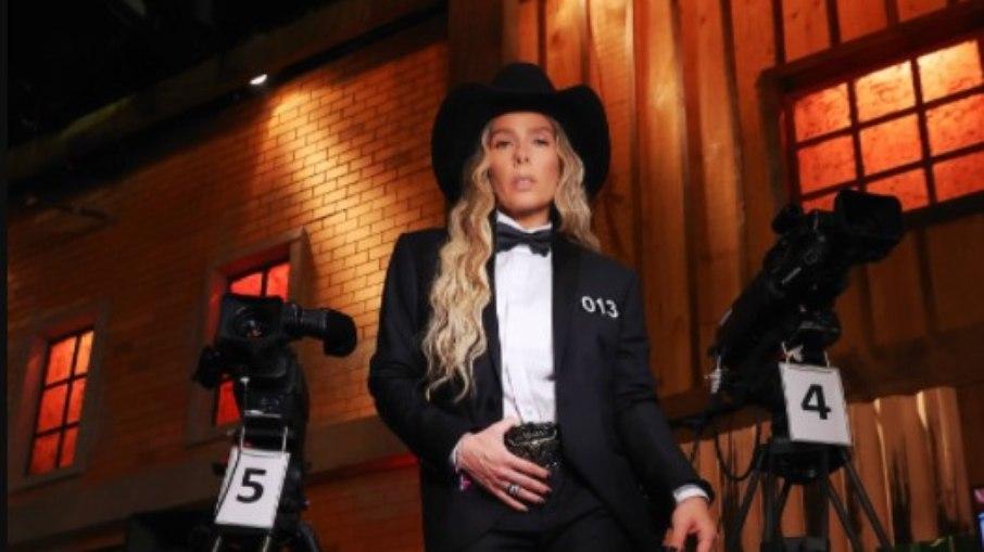 'A Fazenda': Campanha para o Lula? Web vê mensagem em look de Galisteu