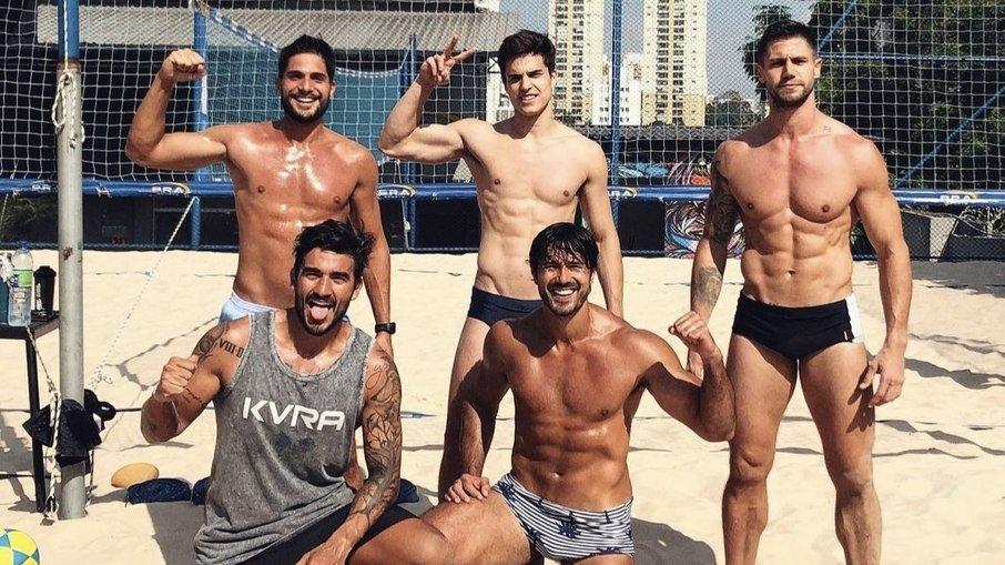 André Martinelli movimenta web ao postar foto ao lado de ex-BBBs; veja