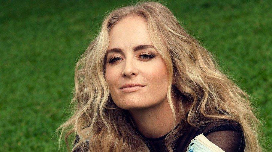 Angélica cita menopausa precoce: 