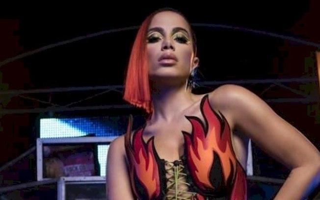 Anitta dá beijo triplo em trio elétrico em Natal