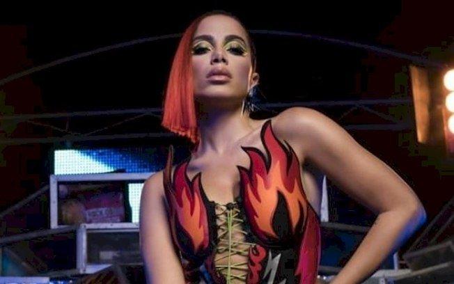 Anitta usa vestido de R$ 60 mil em celebração do Natal em família