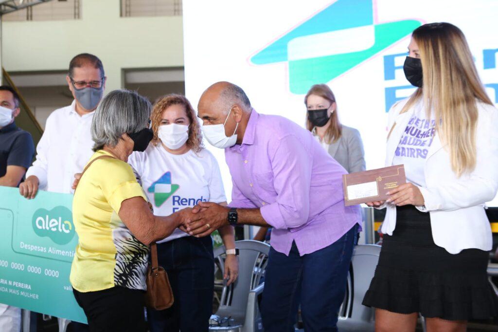 Beneficiárias dos cartões Renda Família + Mais Mulher recebem 600 reais em dezembro