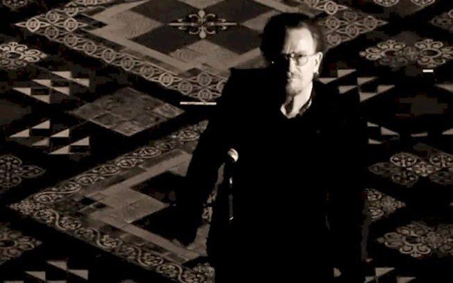 Bono canta clássico de 