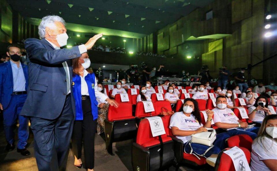 Caiado contempla universitários com aluguel social de R$ 350