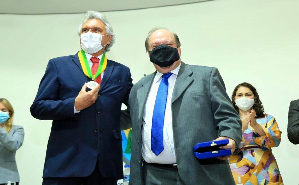 Caiado é homenageado com mais alta honraria do Corecon GO