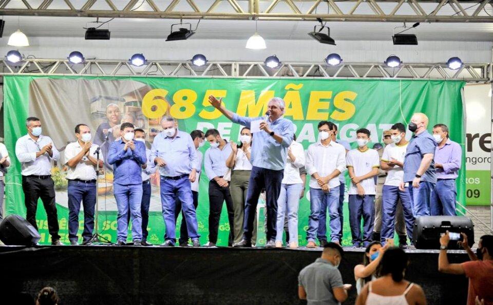 Caiado entrega 2.461 cartões do  Mães de Goiás nas regiões Norte e Nordeste