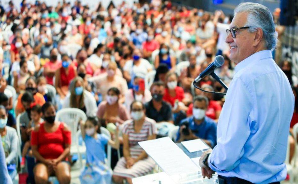 Caiado entrega 3.061 mil cartões do Mães de Goiás em Senador Canedo, Anápolis e Goianésia