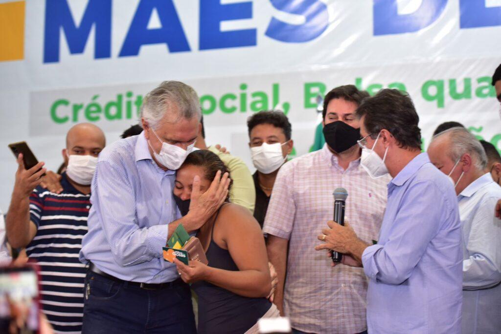 Caiado entrega 3.092 cartões do programa Mães de Goiás, em quatro municípios