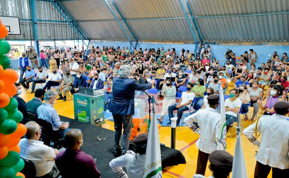 Caiado entrega de 264 cartões do Programa Mães de Goiás em Pirenópolis