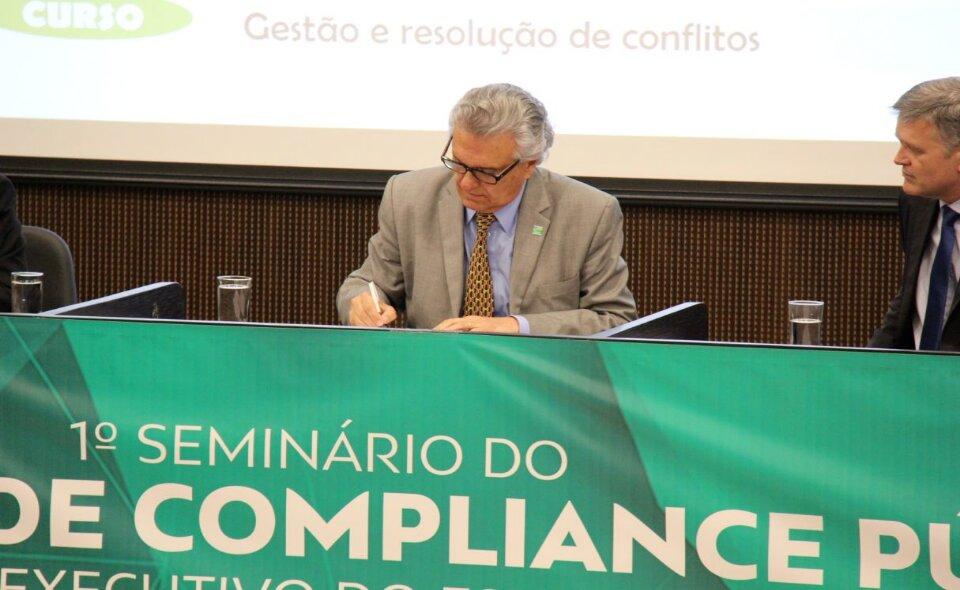 Caiado premia servidores no Compliance e reinaugura teatro